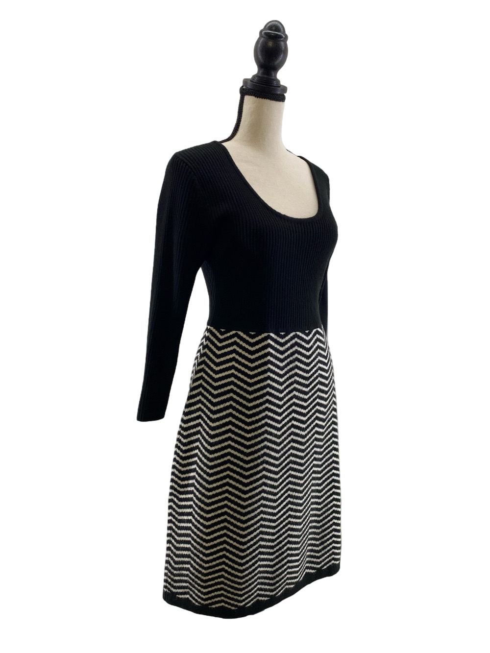 STUDIO ONE-NEW YORK—Wms Black Scoop-Neck Sweater Dress w/Blk&Wht Chevron Skirt—L